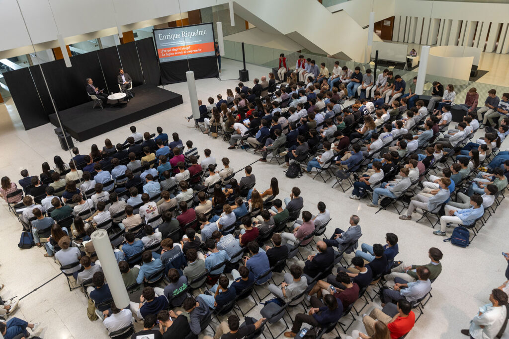 Enrique Riquelme comparte con los estudiantes de la Universidad de Navarra las claves del emprendimiento y la gestión del riesgo